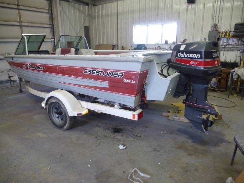 lot 2 image: 1991 Crestliner Phantom Boat