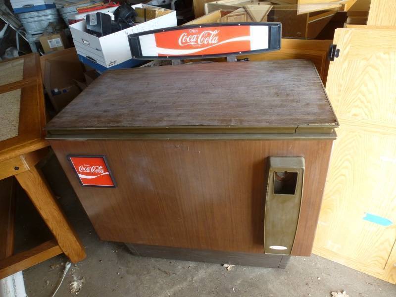 lot 27 image: Collector Coke Pop Machine