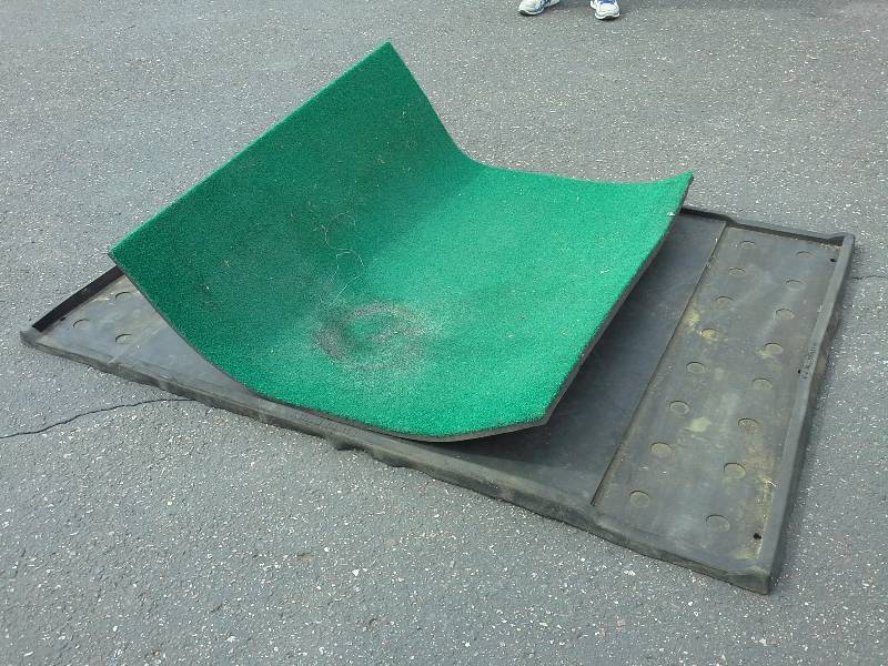 lot 43 image: Green Golf Tee Matt