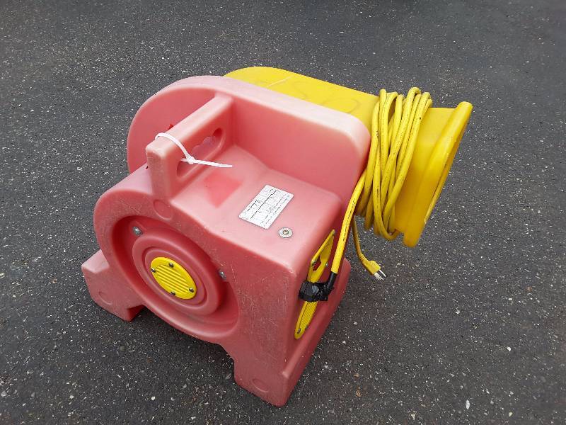 lot 60 image: Tool King Eagle 1.5 HP blower