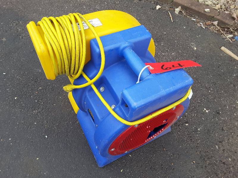 lot 64 image: Tool King 1 HP blower,