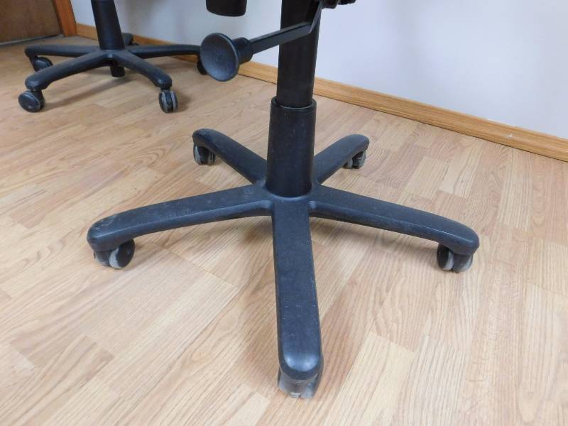lot 31 image: Three Adjustable Rolling Office Chairs