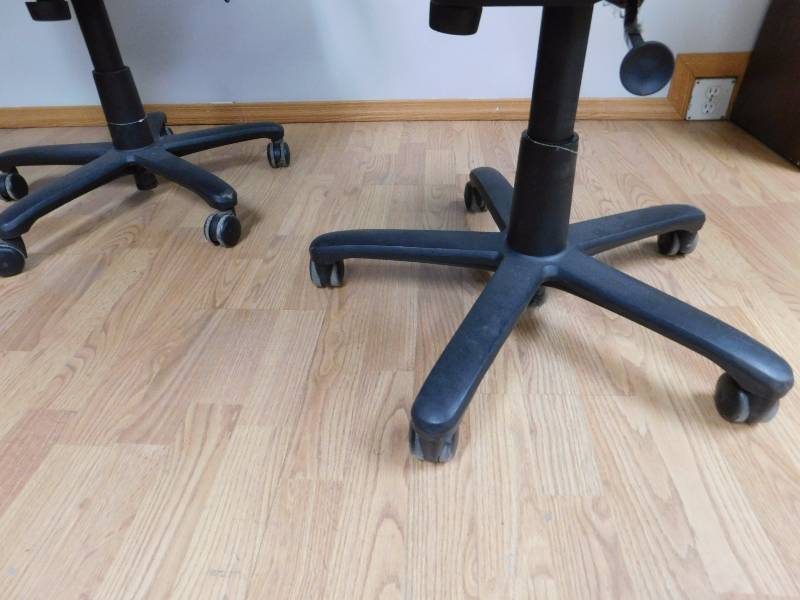 lot 30 image: Two Steel Case Adjustable Rolling Office Chairs