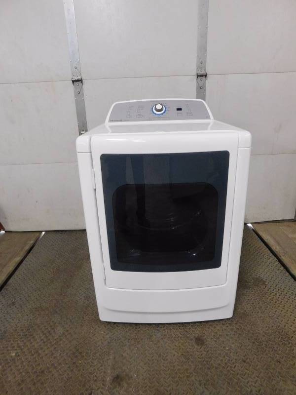 lot 21 image: Frigidaire Washer & Dryer Set