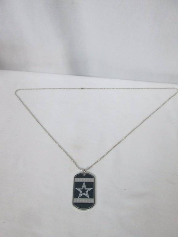 lot 86 image: Silvertone NFL Team Dog Tag - Cowboys