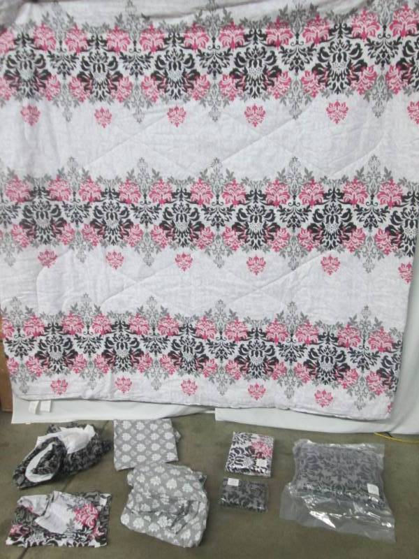 lot 51 image: Alcove Fleur De Lis 20-pc. Bedroom Set - Queen