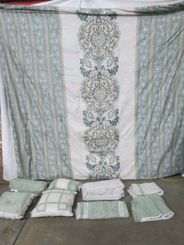 lot 47 image: Alcove Torrance Bedroom Super Set - King