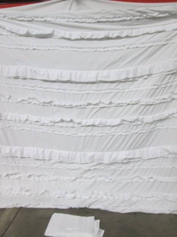 lot 48 image: Lush Decor Belle Comforter Set - King