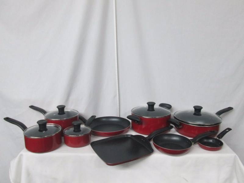 lot 30 image: T-fal Initiatives 14-pc. Nonstick Cookware Set