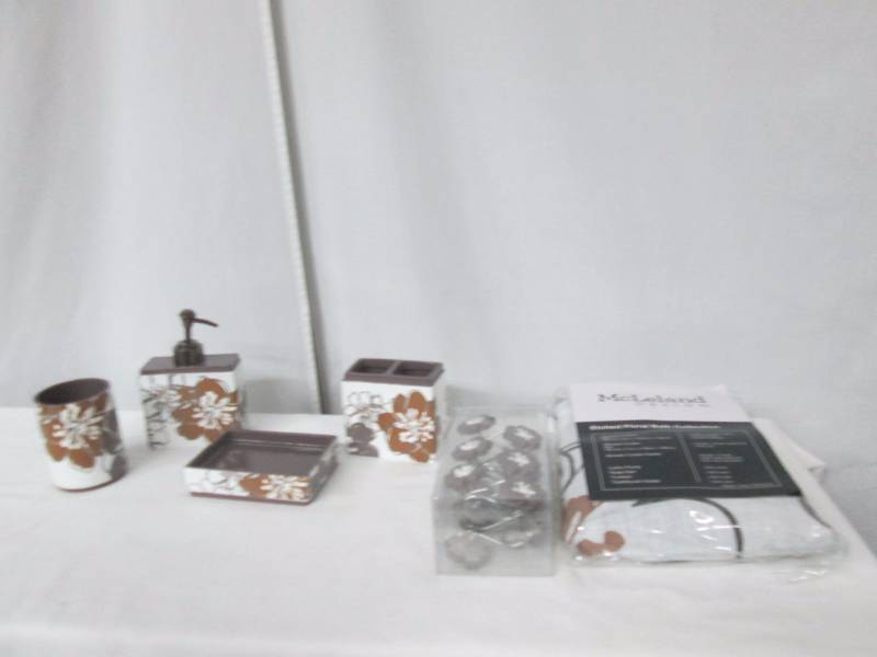 lot 56 image: McLeland Design Etched Floral Bath Set