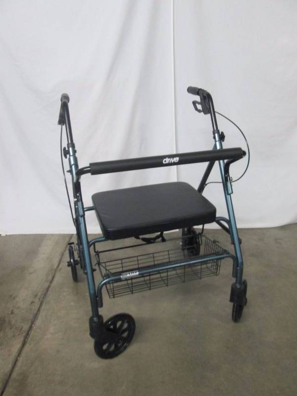 lot 21 image: Drive Medical Bariatric Rollator with Padded Seat