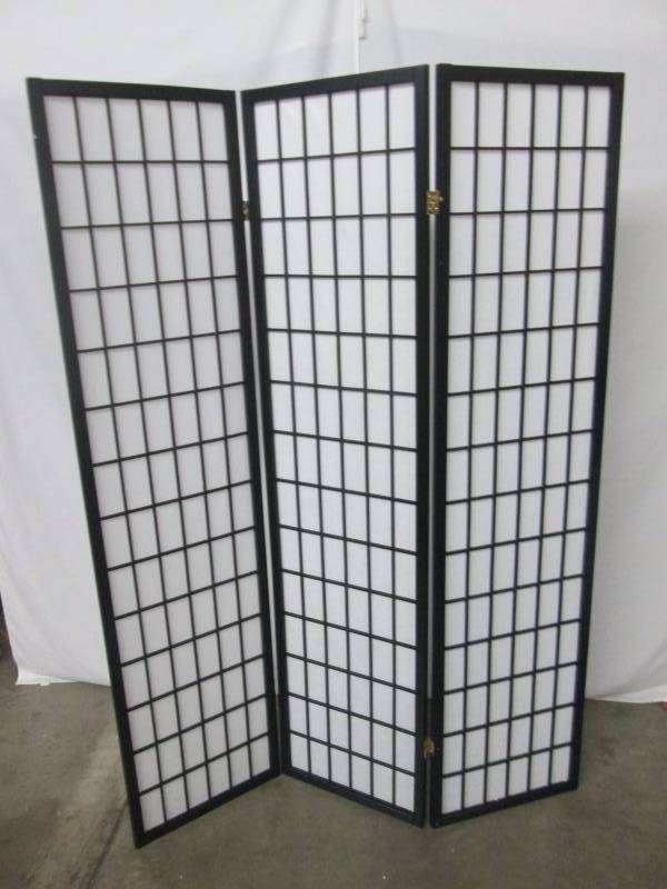 lot 34 image: Alcove 3-Panel Folding Screen - Black
