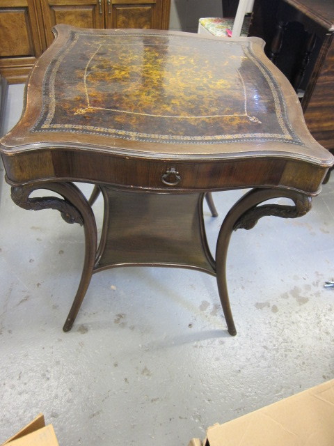 lot 3 image: Table