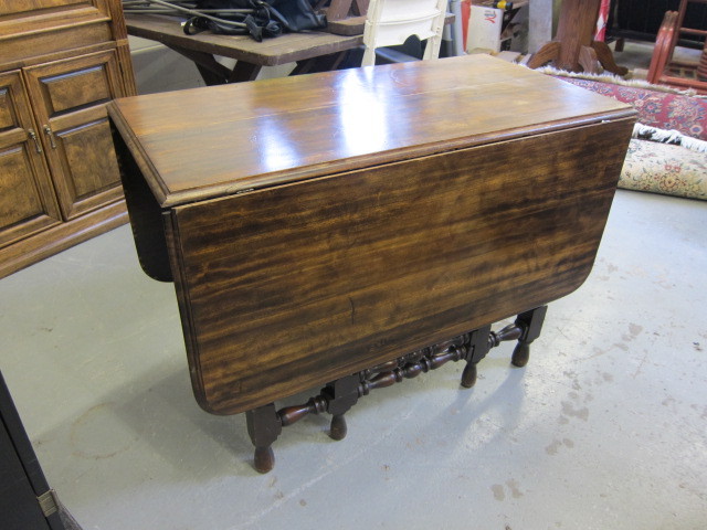 lot 4 image: Table