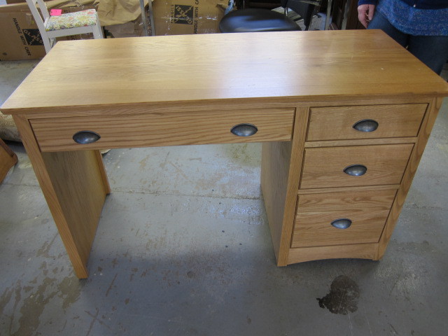 lot 6 image: Desk
