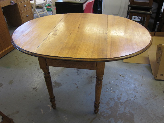 lot 8 image: Table