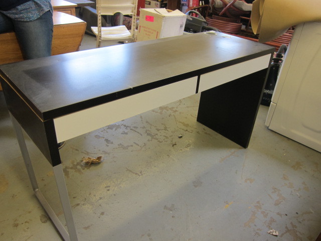lot 9 image: Ikea Desk