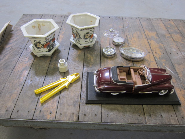 lot 43 image: Model Car and House Accessories