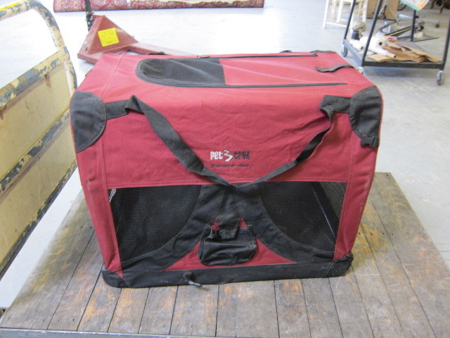 lot 50 image: Portable Pet Kennel