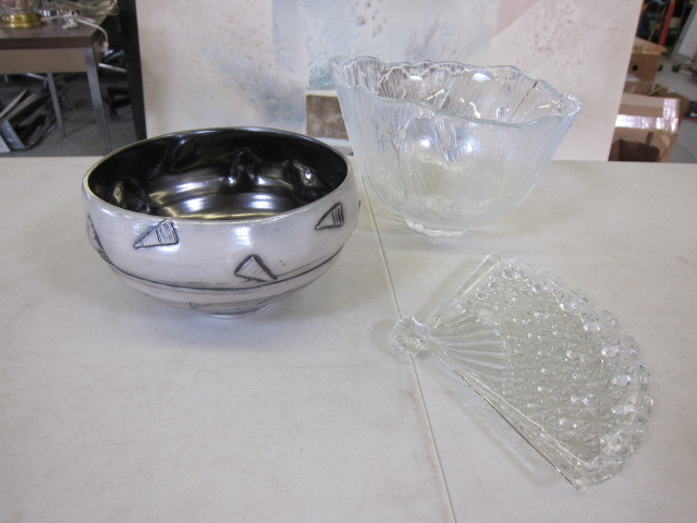lot 58 image: Glass and Ceramic Accessories