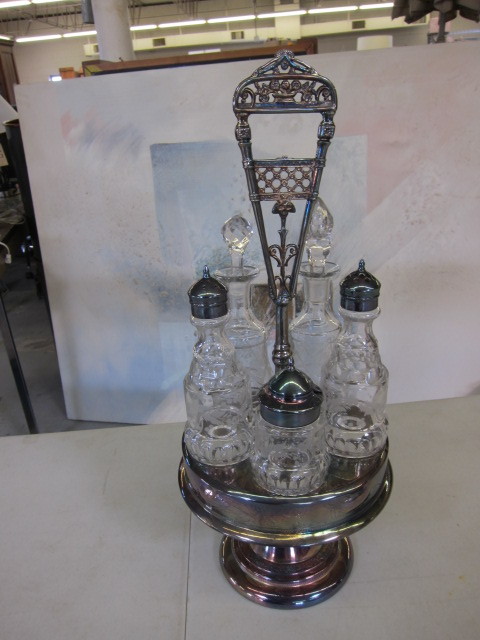 lot 60 image: Glass Condiment Set