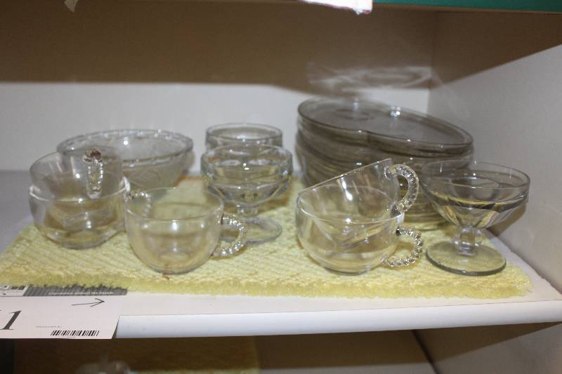 lot 61 image: Shelf Lot of Miscellaneous Glassware