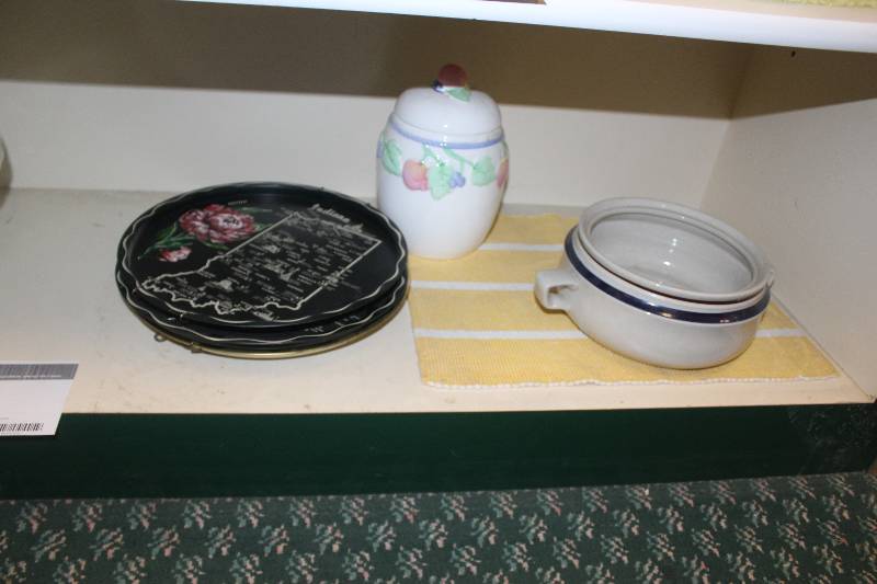 lot 65 image: Shelf Lot of Ceramics, Glassware