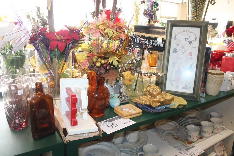 lot 95 image: Shelf Lot of Ceramics, Glassware, Decorations
