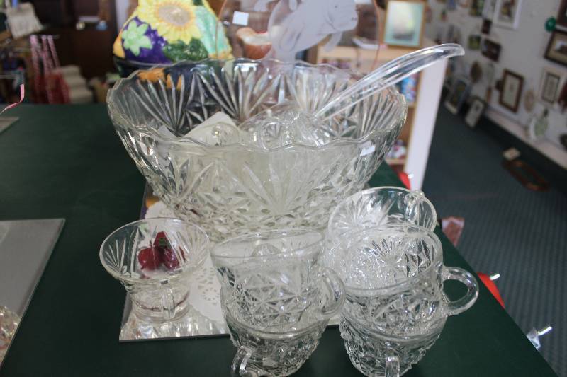 lot 91 image: Shelf Lot of Miscellaneous Glassware