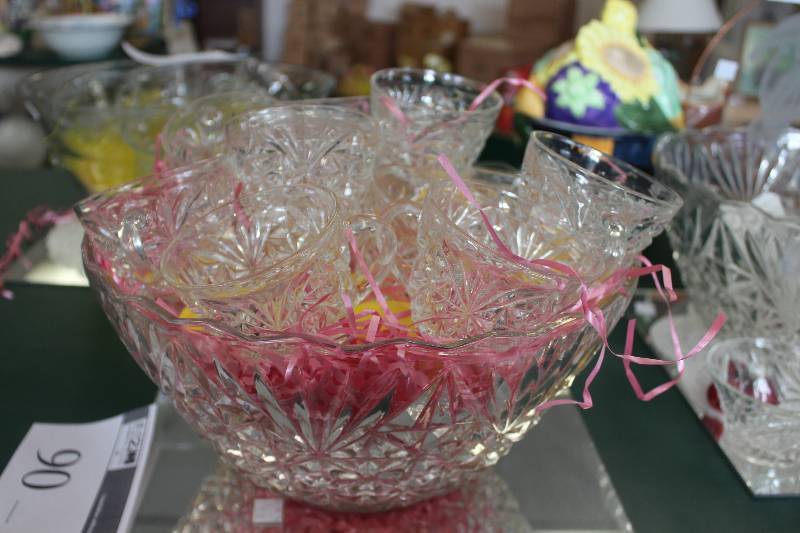 lot 90 image: Shelf Lot of Miscellaneous Glassware