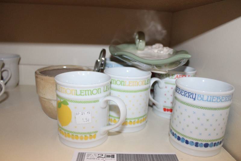 lot 41 image: Shelf Lot of Ceramics