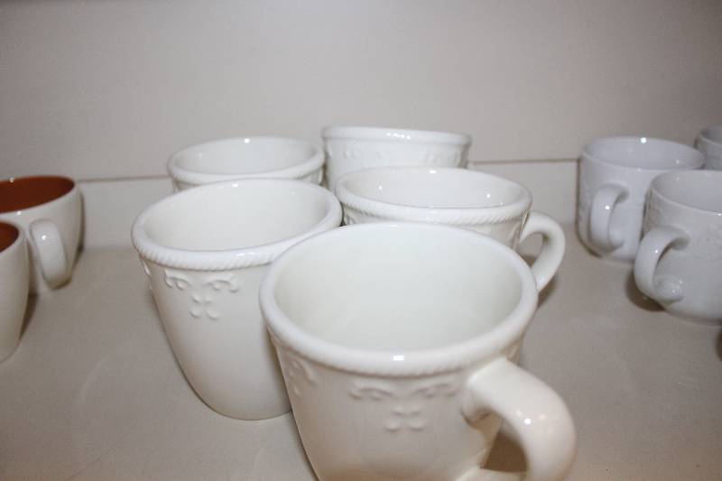 lot 44 image: Shelf Lot of China