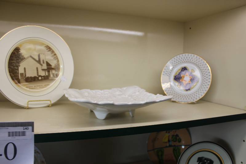 lot 140 image: Shelf Lot of Ceramics