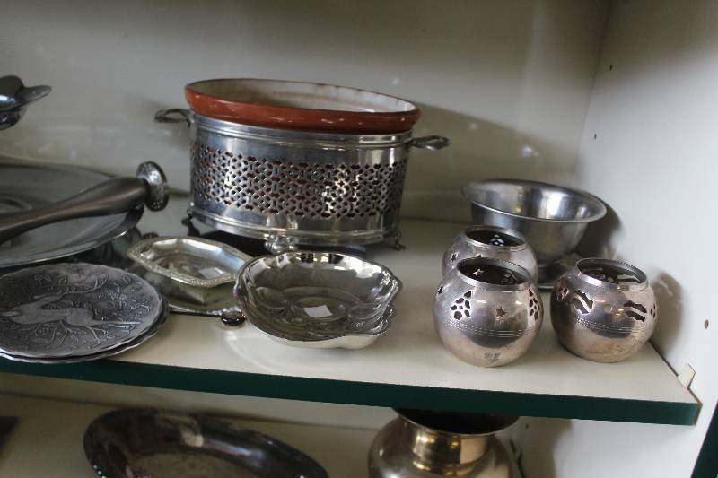 lot 132 image: Shelf Lot of Tableware