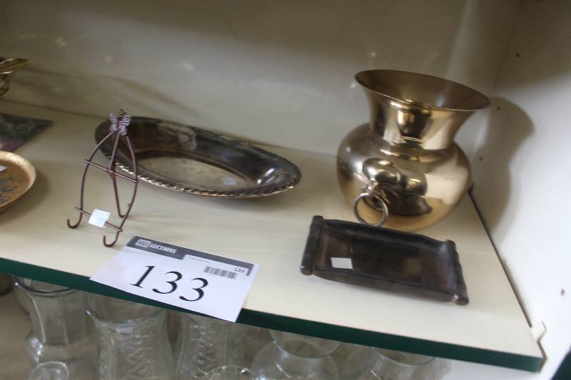 lot 133 image: Shelf Lot of Tableware