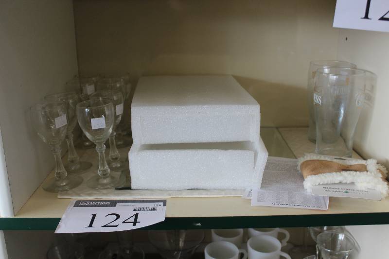 lot 124 image: Shelf Lot of Glassware