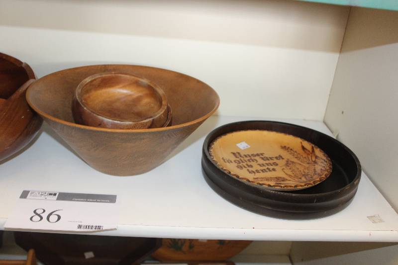 lot 86 image: Shelf Lot of Wood Bowls, Decorations