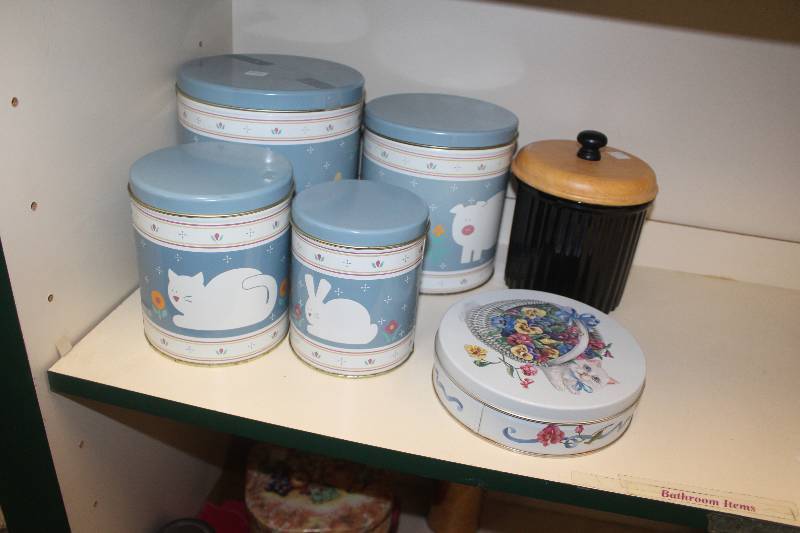 lot 81 image: Shelf Lot of Ceramics