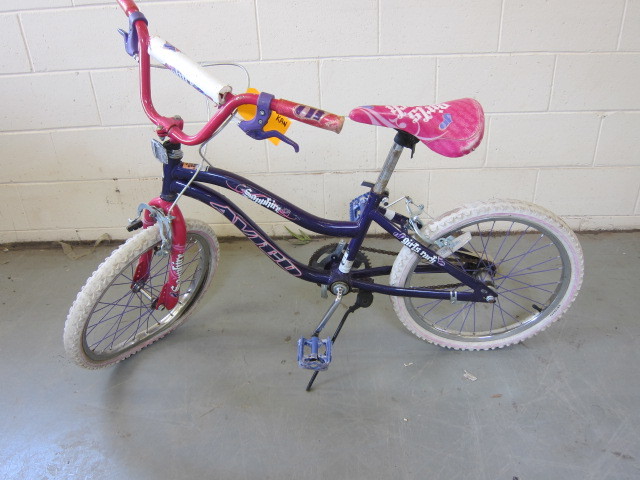 lot 6 image: Girls Bike