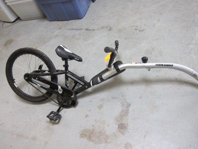 lot 10 image: Tow Behind Bike