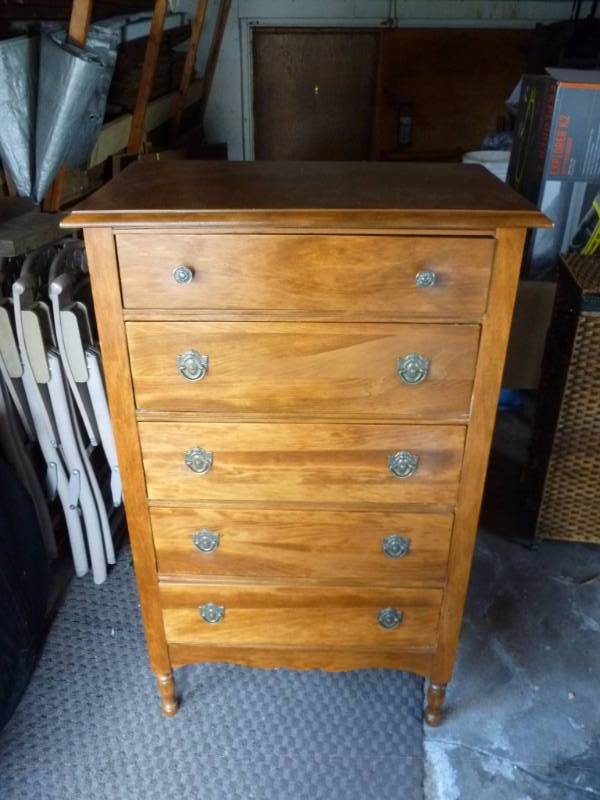 lot 3 image: Dresser