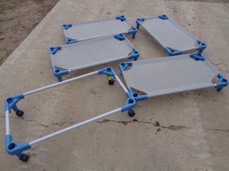 lot 16 image: 4 Daycare Cots with Cart