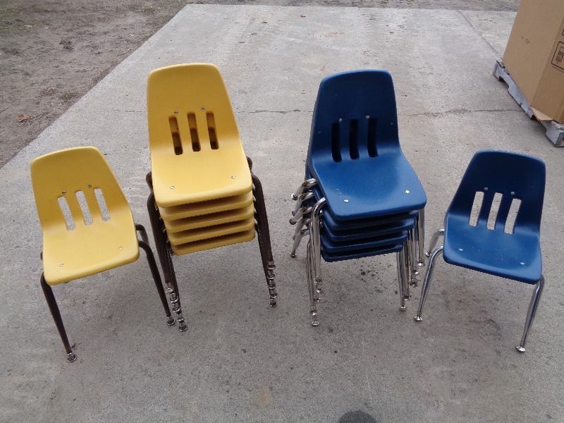lot 20 image: 12 School  Daycare Chairs