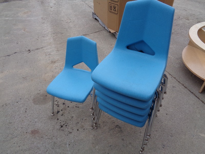 lot 22 image: 6 School  Daycare Chairs