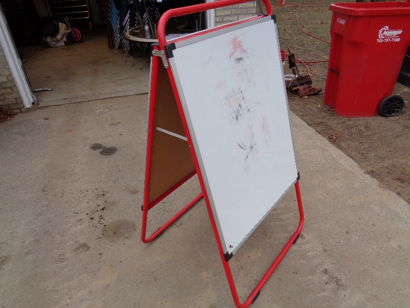 lot 29 image: Folding White Board  Bulletin Board
