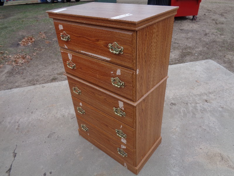 lot 39 image: 5 Drawer Dresser
