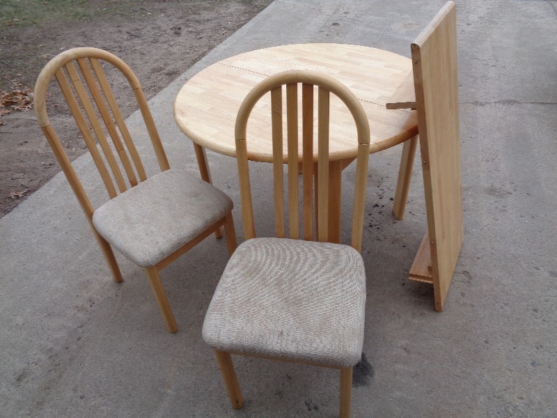 lot 40 image: Table with 2 Chairs