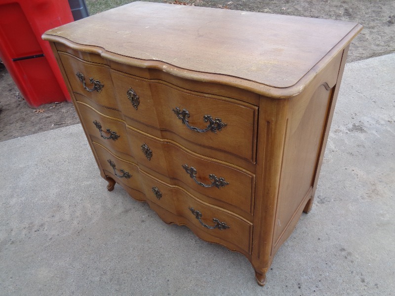 lot 44 image: 3 Drawer Dresser