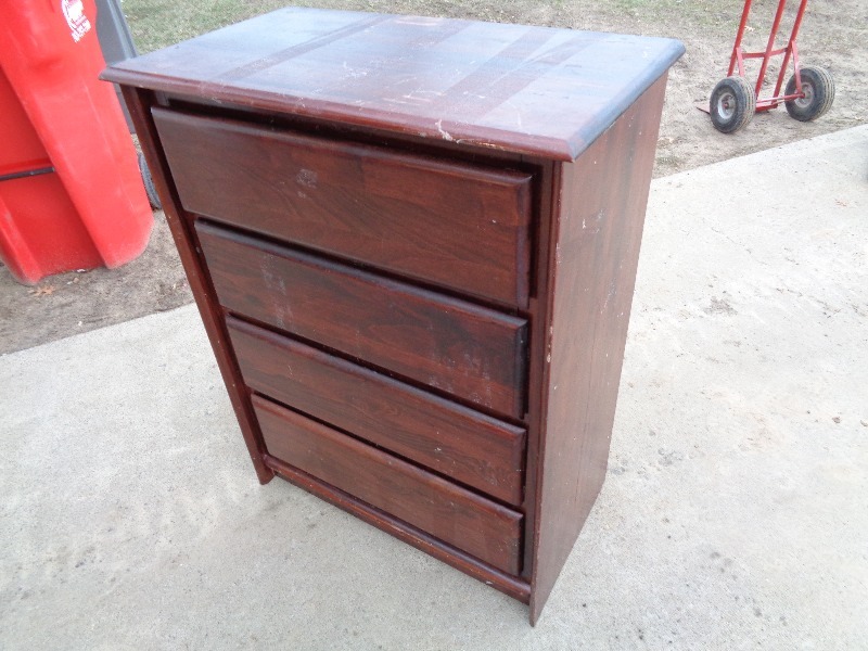 lot 47 image: 4 Drawer Dresser