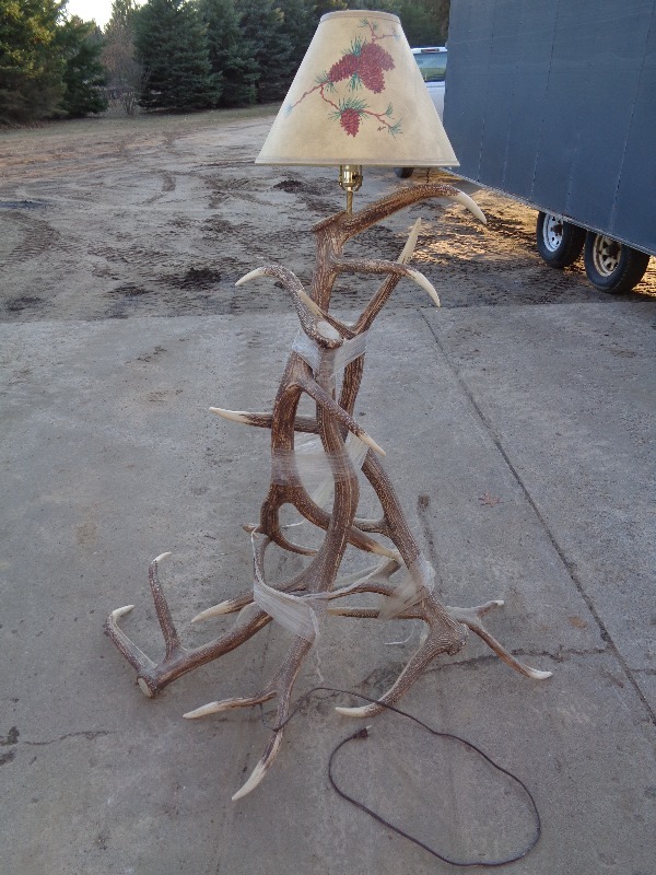 lot 58 image: Large Antler Lamp